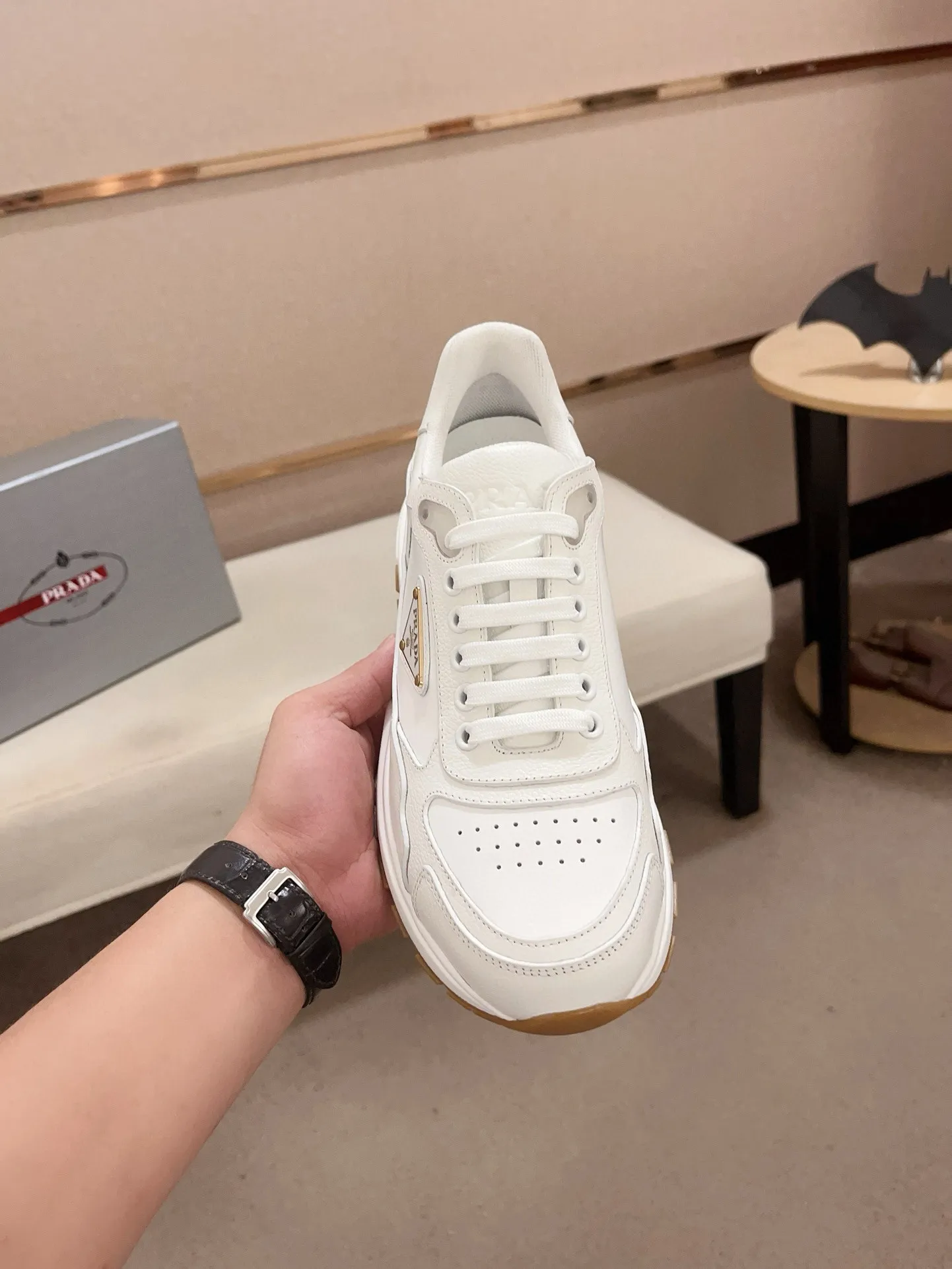 Men's shoes 💰 580💰 ✔️✔️✔️High-quality new PRADA counters are launched simultaneously. The new men's shoes and 😘 fabrics are made of selected first-layer cowhide with superb craftsmanship. Lining: Full cowhide lining. 👍🏿 High-end ☄️ air-cushion molded anti-slip rubber outsole, exquisite lines, simple and elegant, comfortable and high-end for leisure travel. Code number: 38 to 45 (can be customized to 46 to 47, non-refundable)